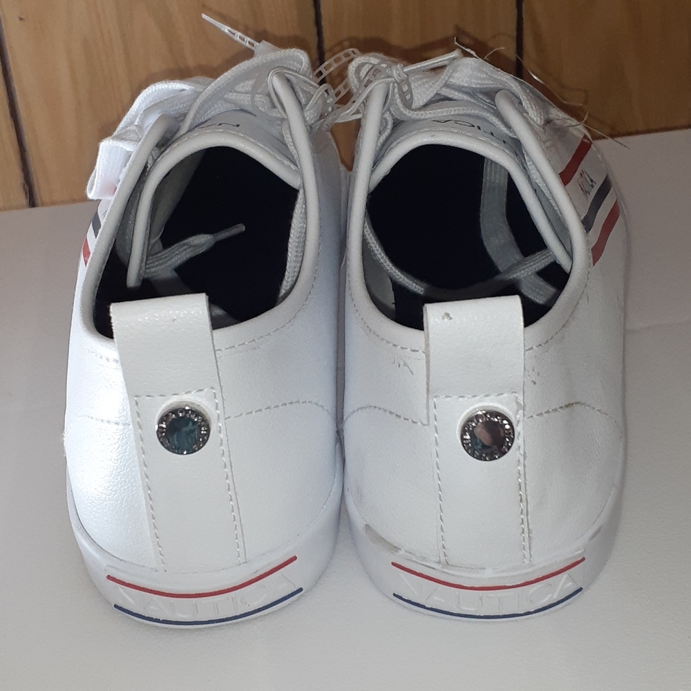 🆕🎁 Nautica White Tennis Shoes - Picture 3 of 10